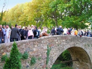 crowded-bridge crowded-bridge